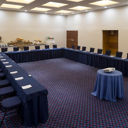 Hotel Camino Real Pedregal Mexico Exteriér fotografie A meeting room at the Sheraton Vistana Resort