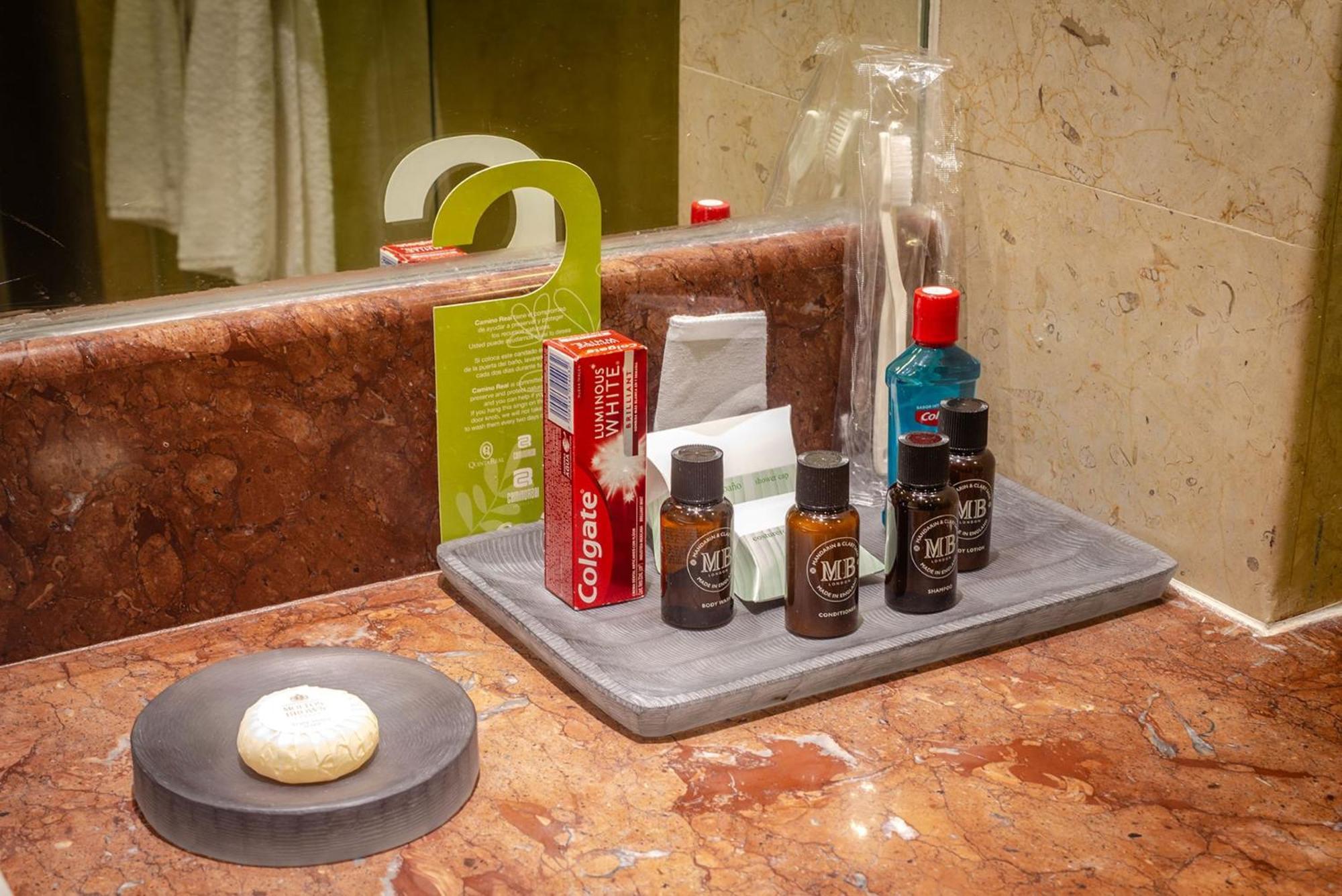Hotel Camino Real Pedregal Mexico Exteriér fotografie A bathroom tray with amenities
