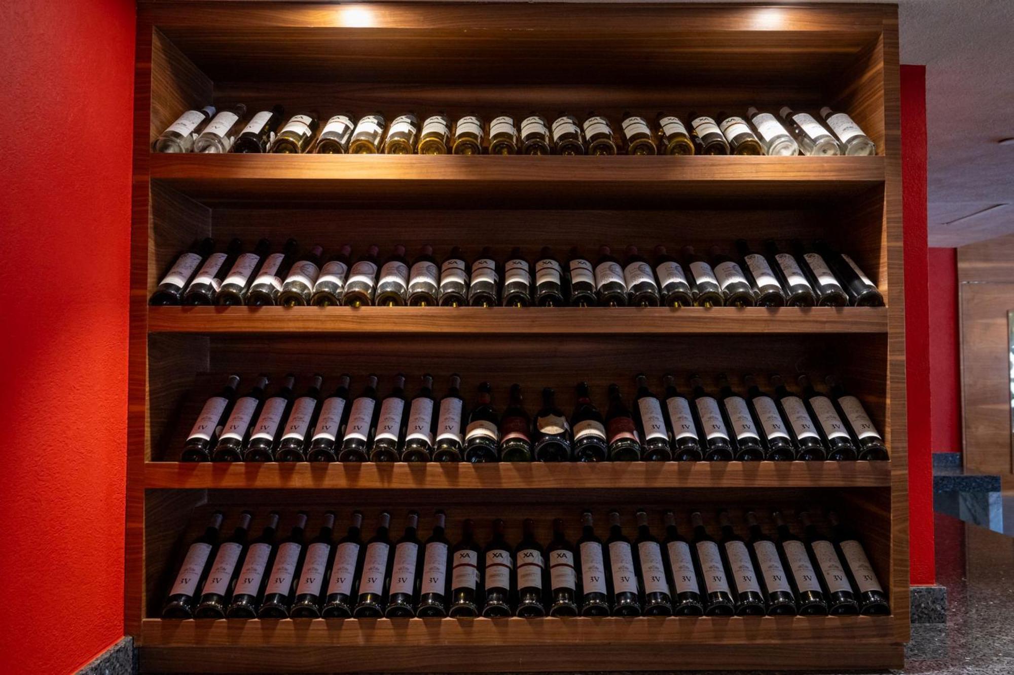 Hotel Camino Real Pedregal Mexico Exteriér fotografie Wine bottles in a wine rack